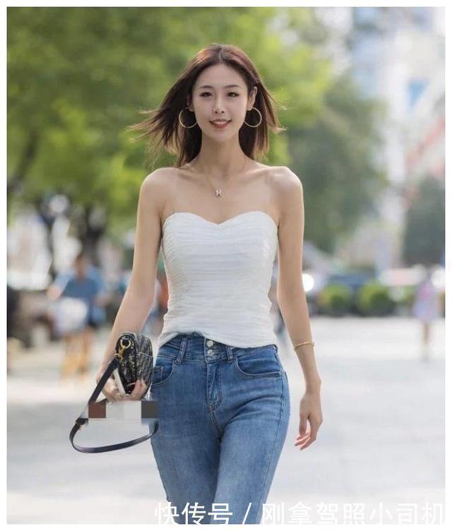 气质|街头美女的“白色系”穿搭，穿出“复古风”，秀出不一样的气质