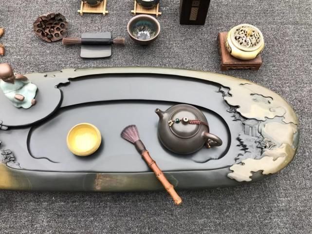远景!籽料+金皮包裹的石头,用刀刻上山水画后,还能做成这样的茶盘?