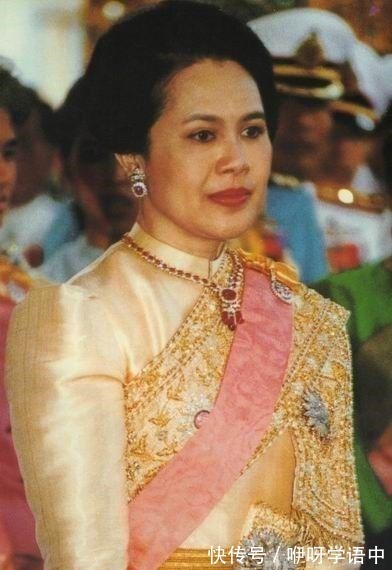 诗丽吉王后 诗丽吉的红宝石项链真不少,甚至还有传家宝,诗妮娜也戴过祖传的!