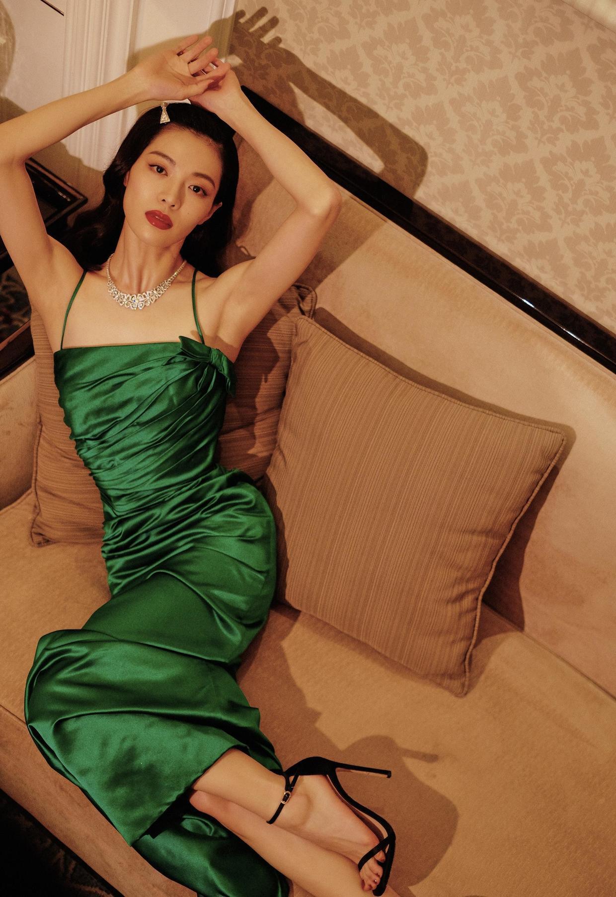 气质|钟楚曦的气质无可挑剔,蝴蝶印花套装秀好身材,高挑曼妙不输超模