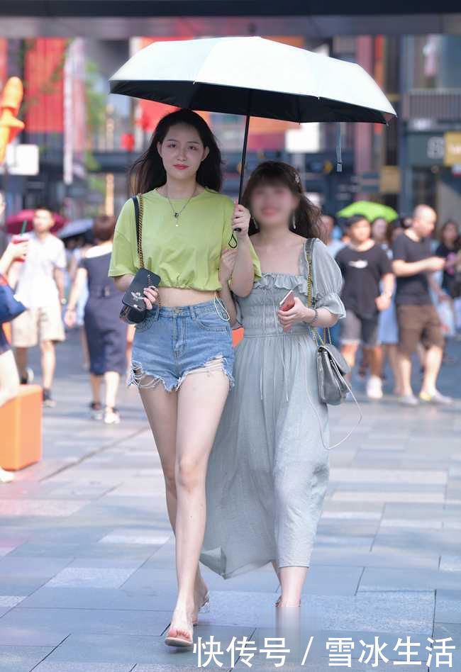 露脐装|腿这么长还穿高跟鞋，这是要把闺蜜甩出“宇宙”吗？