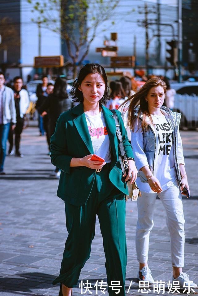 街拍学会时尚达人们的穿衣之术,你也可以轻而易举地穿出时髦感