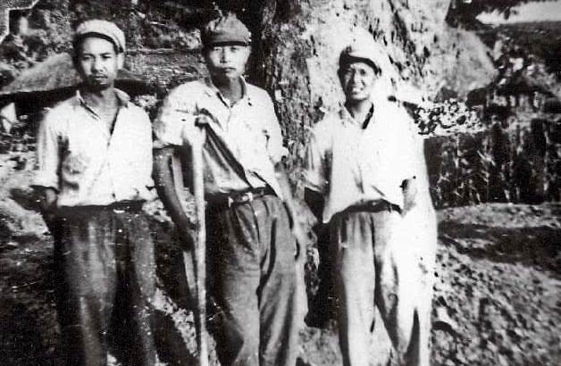 师长|敌机轰炸,师长埋山洞,飞出2只苍蝇,指挥员:还有救!果不其然