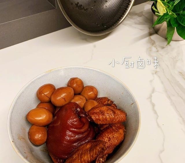  黄磊|黄磊微博又晒美食，丰盛接地气，引来5万多点赞！网友想去蹭饭