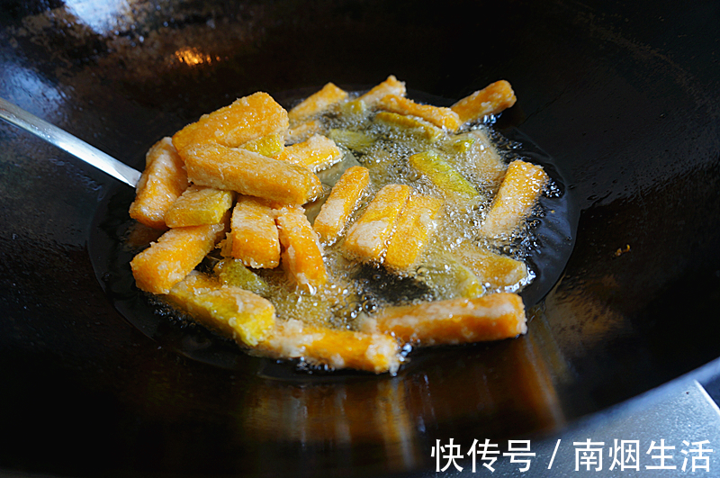 跟着我一起|蛋黄焗南瓜家庭版简单做法,味道香甜,色泽诱人