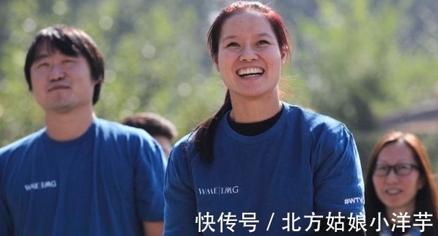 范志毅|身价4亿!40岁李娜罕现身,模样大变似整容,火红嘴唇完全认不出
