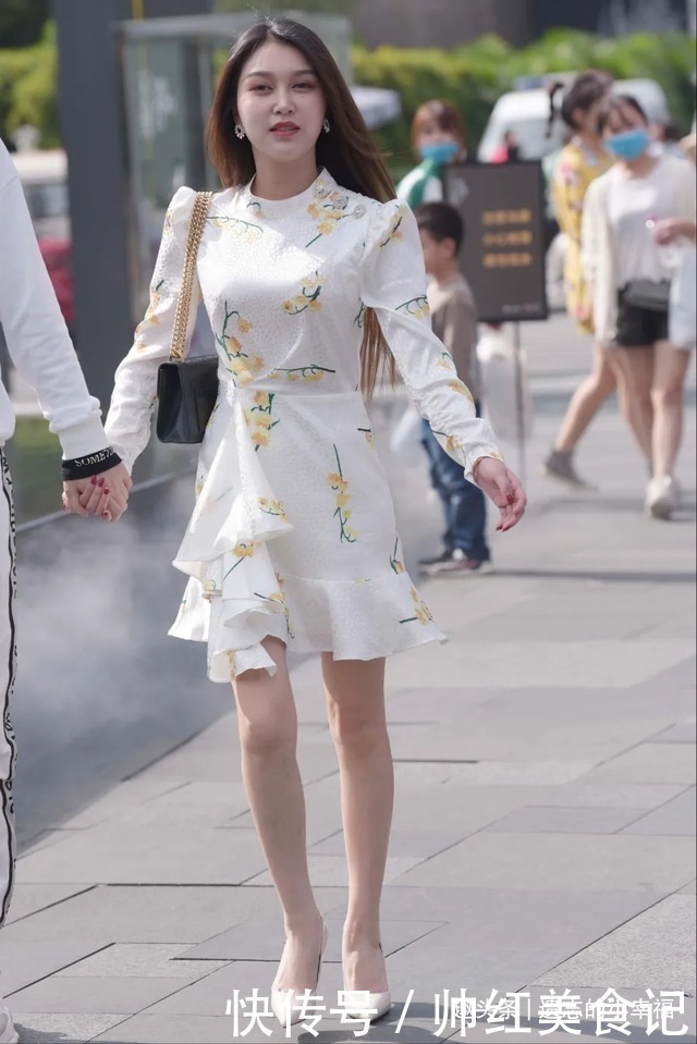 连衣裙|时尚带泡泡袖连衣裙，搭配同色尖头高跟鞋，穿出高贵优雅好气质