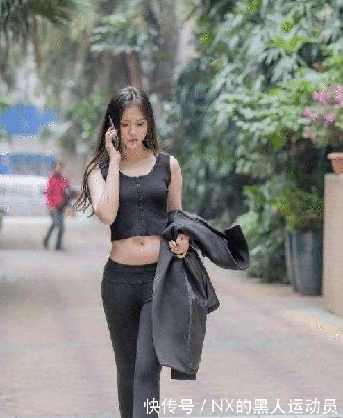 简单装扮的瑜伽裤显得干净挺阔，体现简洁干练的潮流风，简洁干练！