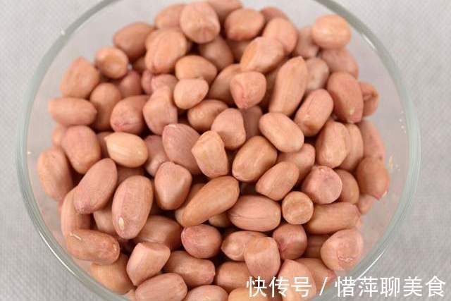 搅拌均匀|炖猪蹄别只会焯水,下锅前多做1步,猪蹄更香更入味,还没腥味