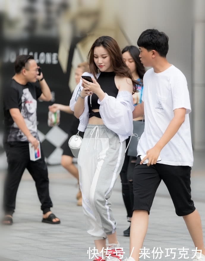 街拍:红色V领衬衣搭配黑色短裤,尽显美女成熟魅力