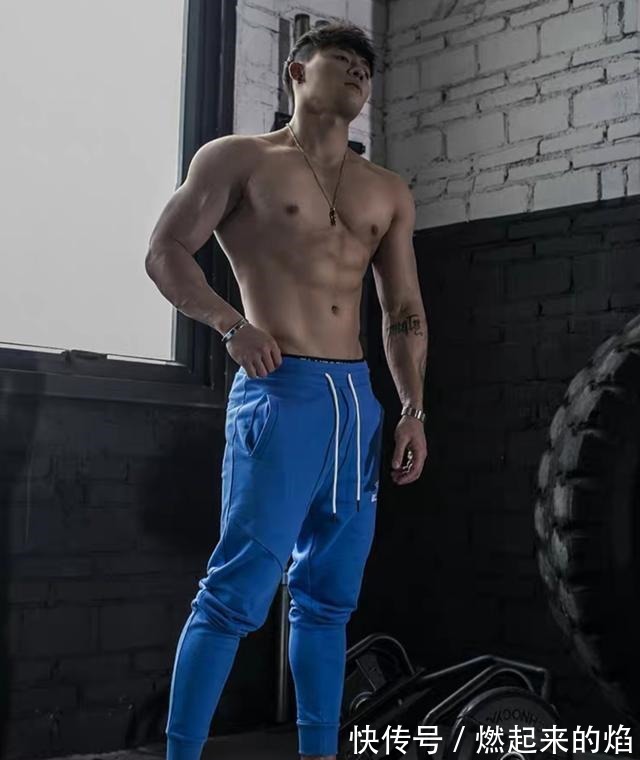 男模|硬朗帅气穿着紧身运动裤的肌肉小狼狗,男模身材的男生肯定招人爱!