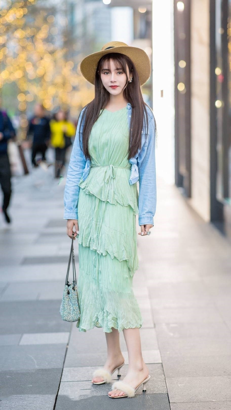 邓文迪真会穿,一袭绿色斜肩连衣裙华丽高级,一般人穿不出这效果