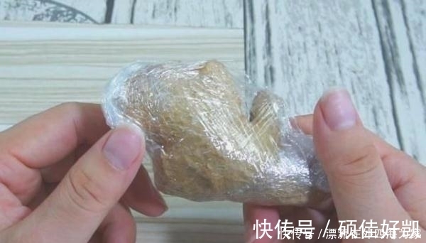 保鲜膜|保存生姜不要放冰箱，教你一个土方法，放半年都不干瘪，太实用了