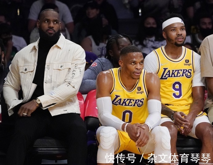 萨瓦娜|詹皇带亲友参观詹姆斯大楼!合影铜像表情抢镜 晒logo前集体合照