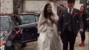 |搞笑GIF:大姐你听解释,我真的不是故意撞上去的