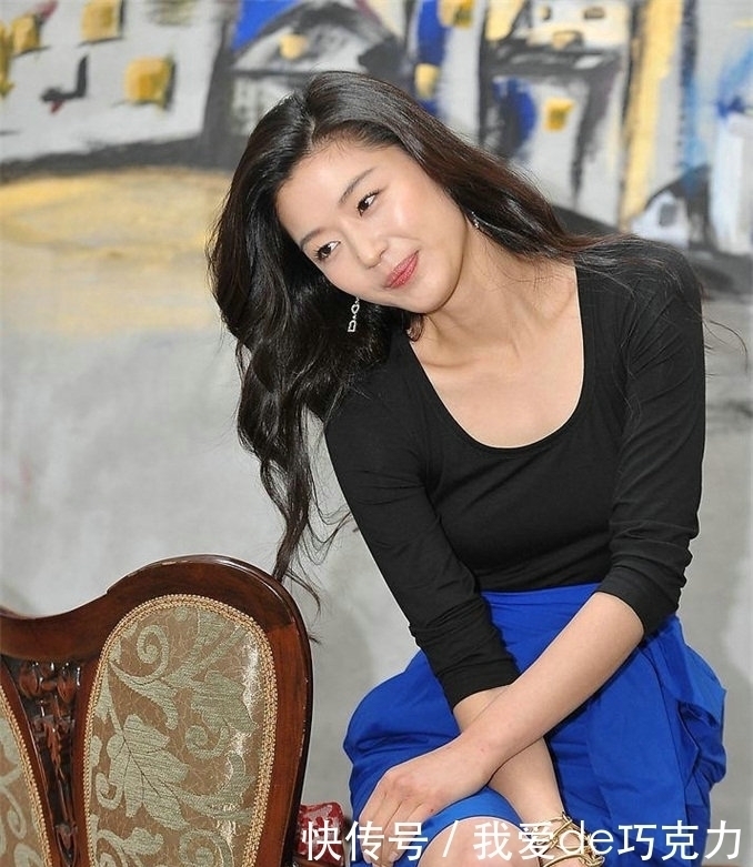 模特黑衣搭配蓝色裙子清新减龄,笑容甜美迷人