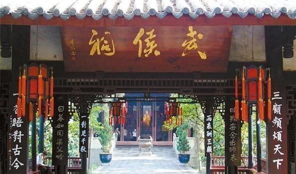 校经#郭沫若全国题字很多,仅一处与康生同题,网友称书法造诣不分伯仲