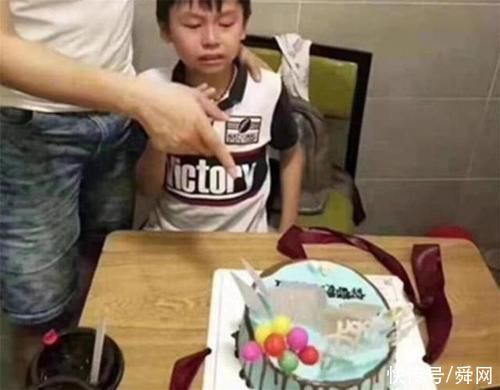 男孩过生日，看到爸爸送的生日蛋糕后当场痛哭，网友:太残忍了