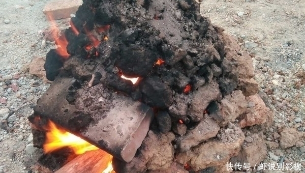 韩国人好奇点了只叫花鸡,端上来愣了,中国吃货太笨了