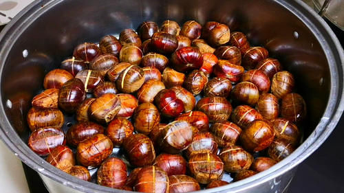 板栗锅里蒸一蒸，作用拿钱买不到，奶奶偷教妙招，可惜懂的人不多