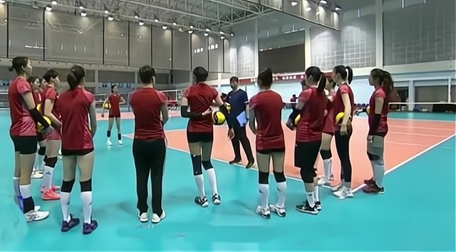 教练|训练中国女排,前男排队长抓主攻,争议教练训副攻,蔡斌也有重任