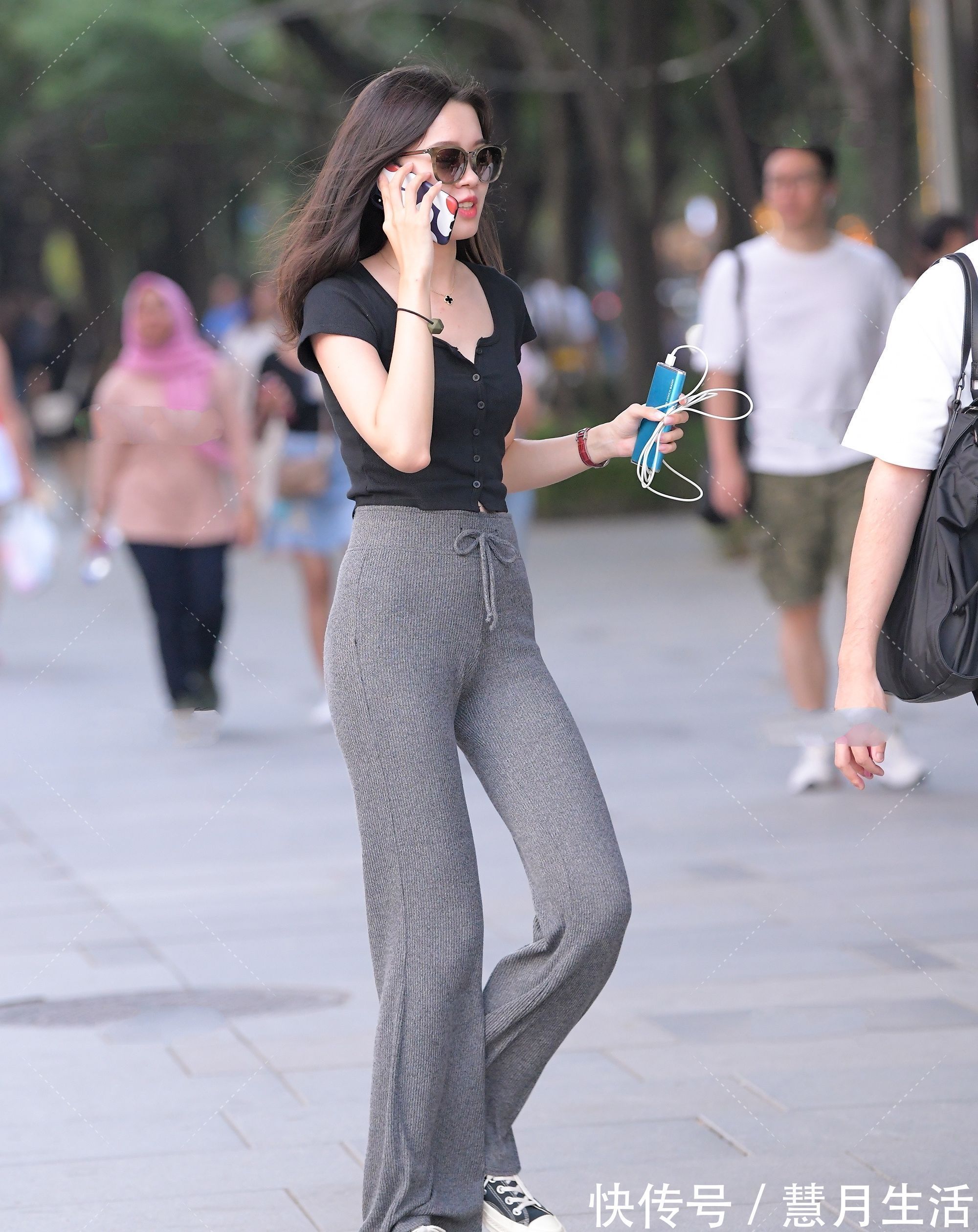 小白鞋 黑色单排扣短T满满少女感,拖地裤垂感十足,这身搭配太可了