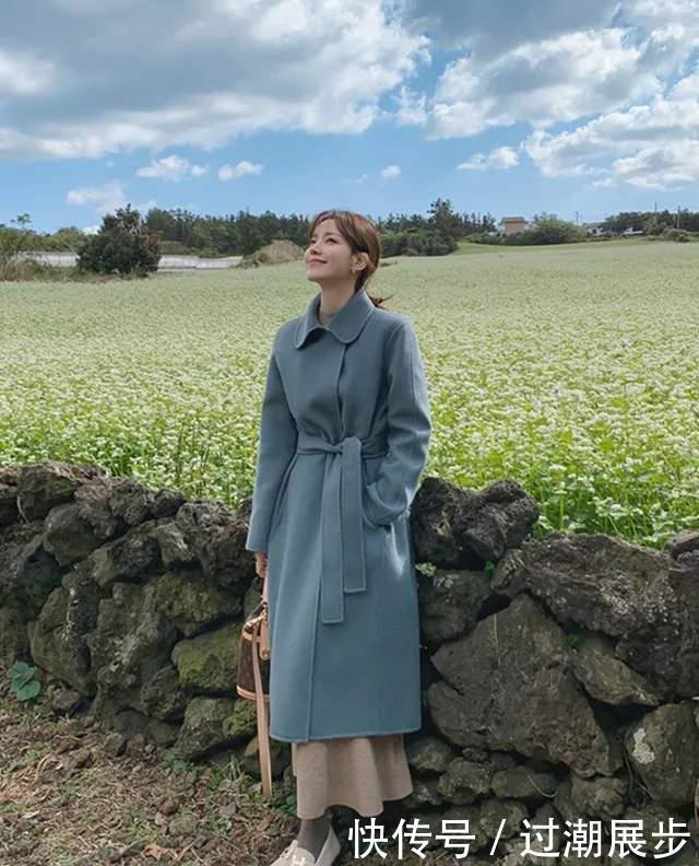 女人过了50岁,穿大衣要牢记这“3不要”,不然再贵都像地摊货