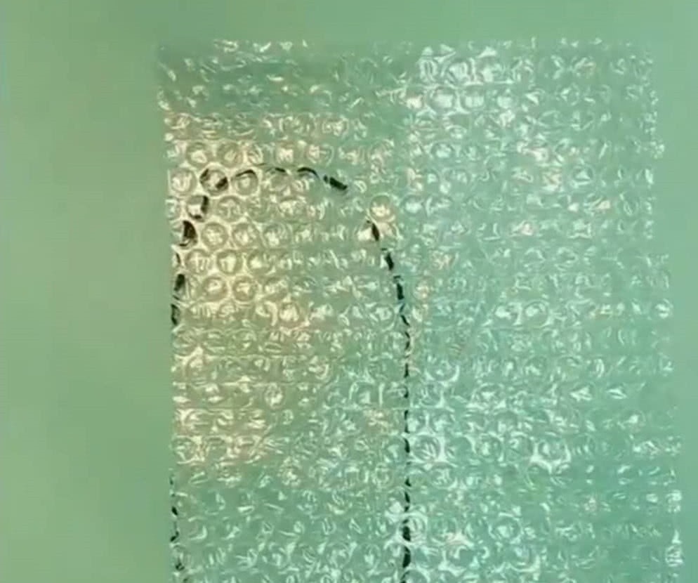 儿子$儿子想吃玉米，宝妈直接给个塑料气泡膜，网友：反手给她一个赞