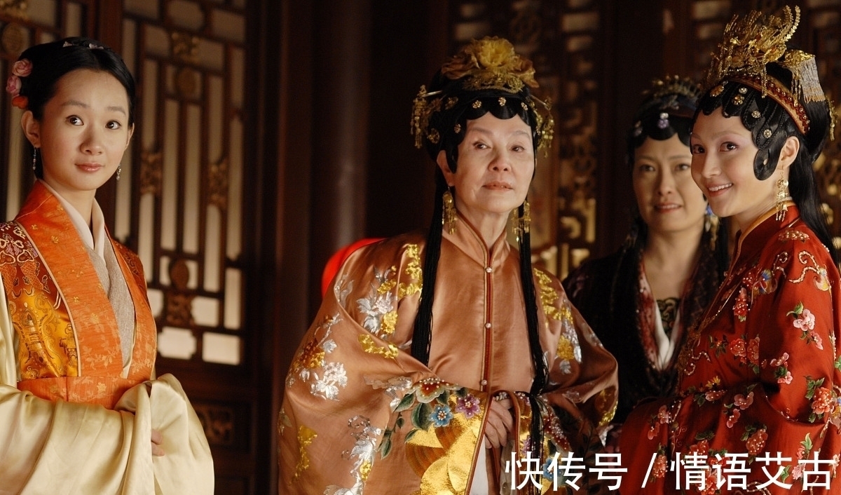 素云&贾母的饭桌上,先哭穷再怒怼,前后矛盾的鸳鸯有多少心计和势利?