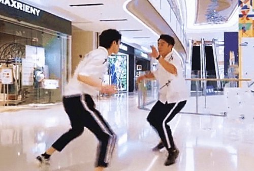 郑恺|蔡徐坤撕掉郑恺名牌时,郭麒麟表情出人意料,还说你们没剧本