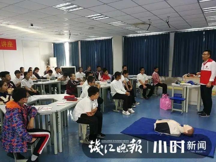 周新|刷屏朋友圈！200斤男子突然心脏骤停，一中学老师出手了