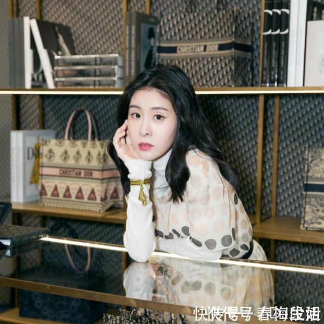 曾是那英组“四金花”,因吴莫愁与张碧晨闹翻,今事业爱情双丰收
