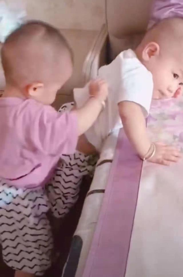 男宝|龙凤胎哥哥上不去床,妹妹在背后“助攻”,网友笑喷白当哥哥了