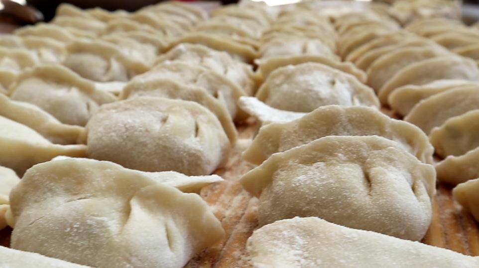 煮饺子是盖盖煮还是开盖煮?其实有讲究,难怪以前煮饺子老是破皮