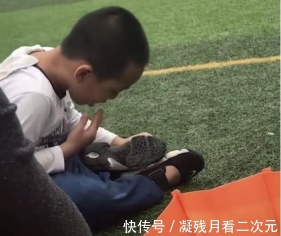 小学生|小学生擦耐克鞋,姿势一看就是老司机,网友:你该穿AJ的