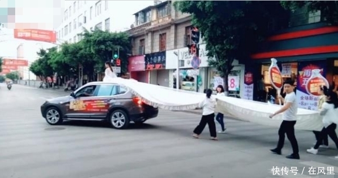 婚礼当天新娘穿99米婚纱裙,惊艳亮相街头,网友:嫁给了爱情!