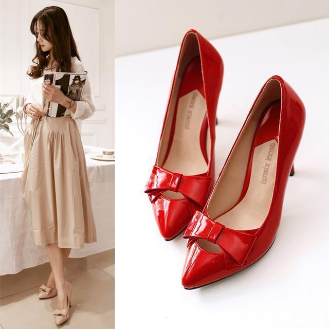 红色高跟鞋给人高贵优雅的既视感搭配起来也倍好看