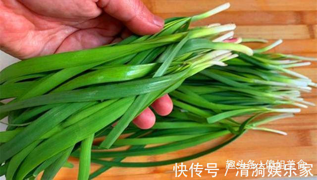 饺子|包韭菜饺子时，直接拌馅是大错特错！多加一步，韭菜翠绿、不出水