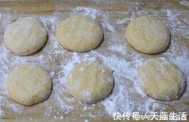 香甜|南瓜饼最简单的做法,不用一滴水一滴油,软糯香甜,易消化好吸收