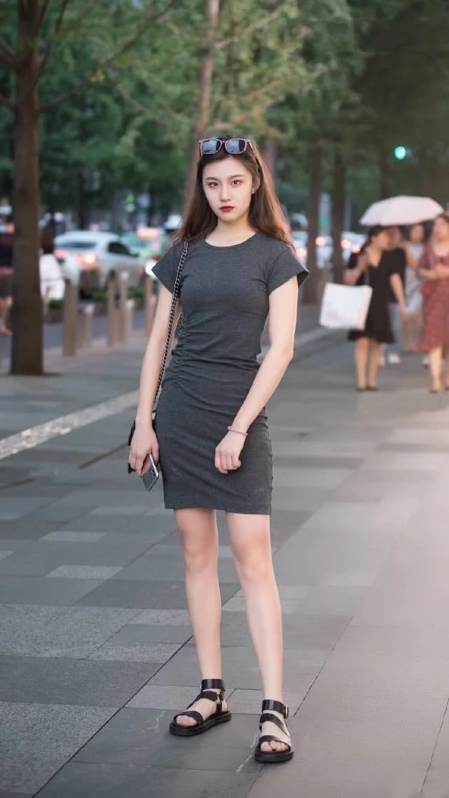 街拍：时尚靓丽的气质美女，灰色的连衣裙，很显优雅身姿