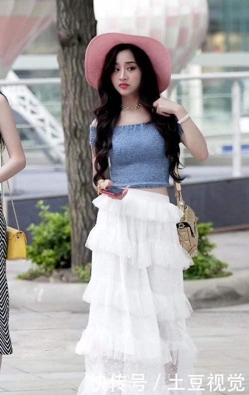 蕾丝|时尚辣妈一字肩配蕾丝裙,满满度假风,温柔生动超吸睛