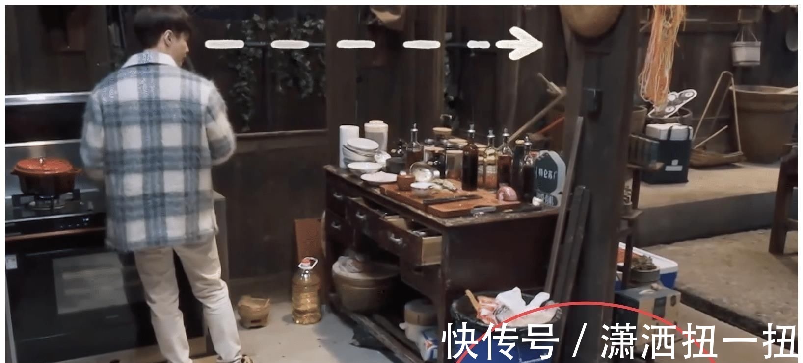 何炅从地上捡起小H叼的肉，打算洗洗煮了吃，张艺兴的做法好耿直