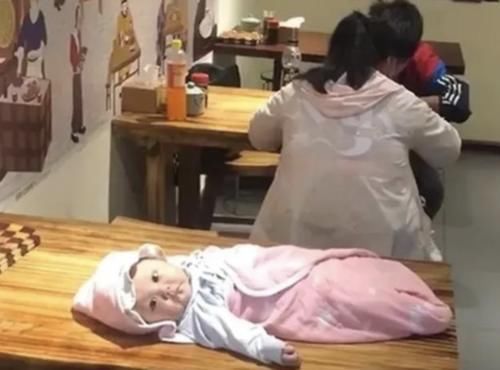 礼仪|夫妻俩餐馆吃饭,路人拍照传到网上,网友:孩子是意外