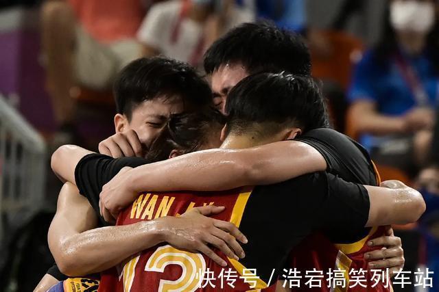 女篮|看哭了啊!29年的漫长等待,中国篮球,终于站上奥运领奖台