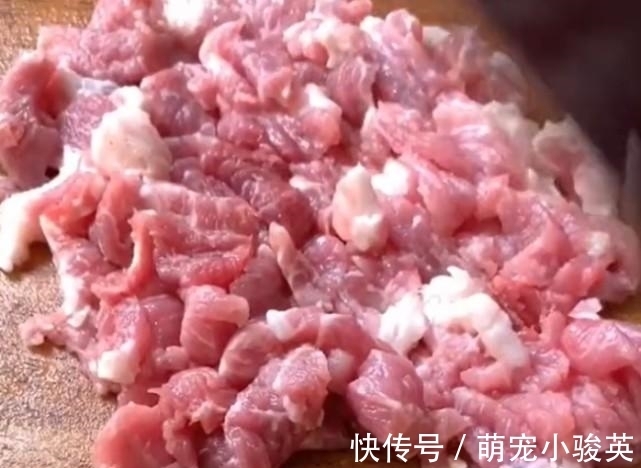 白萝卜|入春后,遇到它我必买30斤,用来做成丸子Q弹又爽口,才9毛钱一斤!