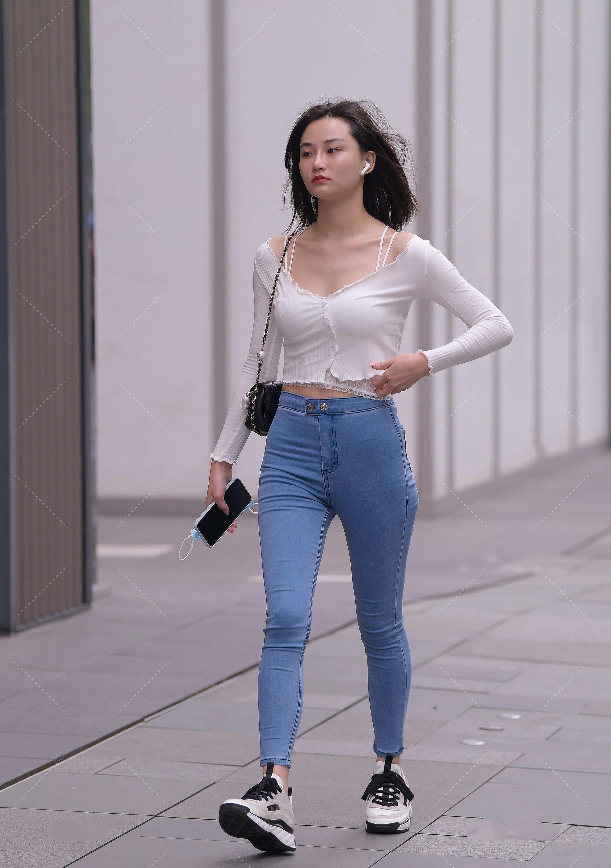 牛仔裤|小款上衣，和修身牛仔裤，简单的穿搭，满满的层次感