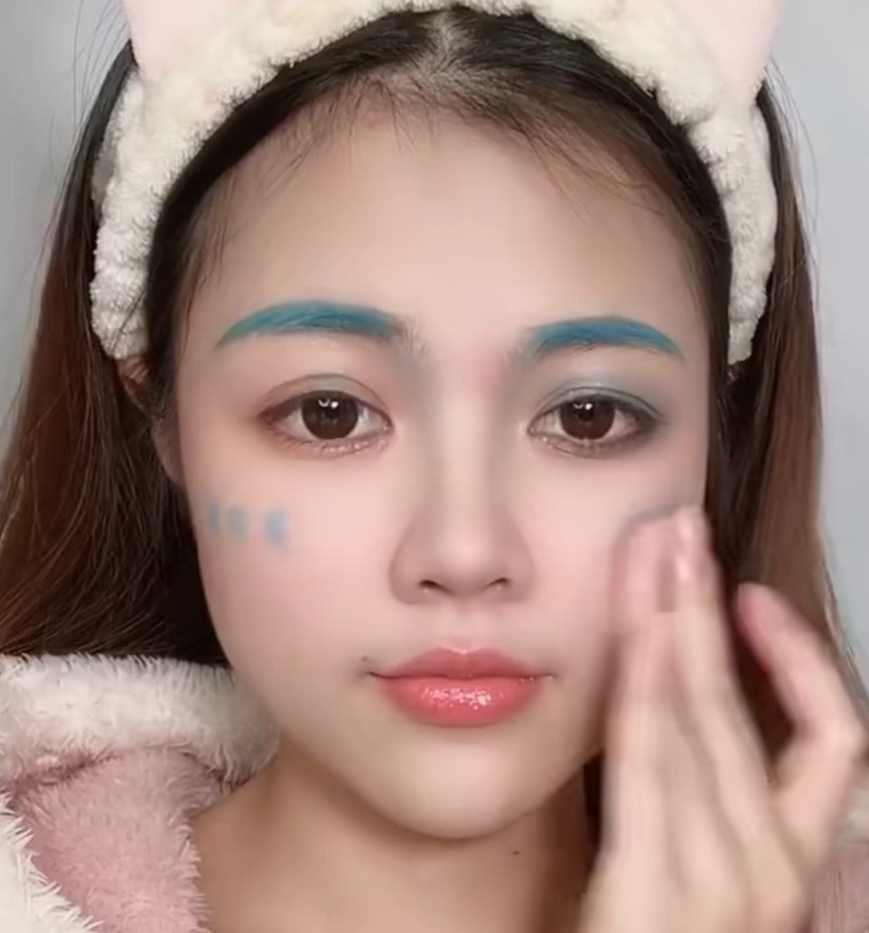 口红 女生“天蓝色”口红画全脸,美得不像话,直男:你脸咋蓝了?