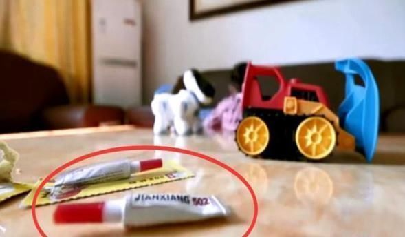 宝宝|4岁宝宝将502胶滴入眼睛，奶奶做法被妈妈怒斥，却让医生称赞