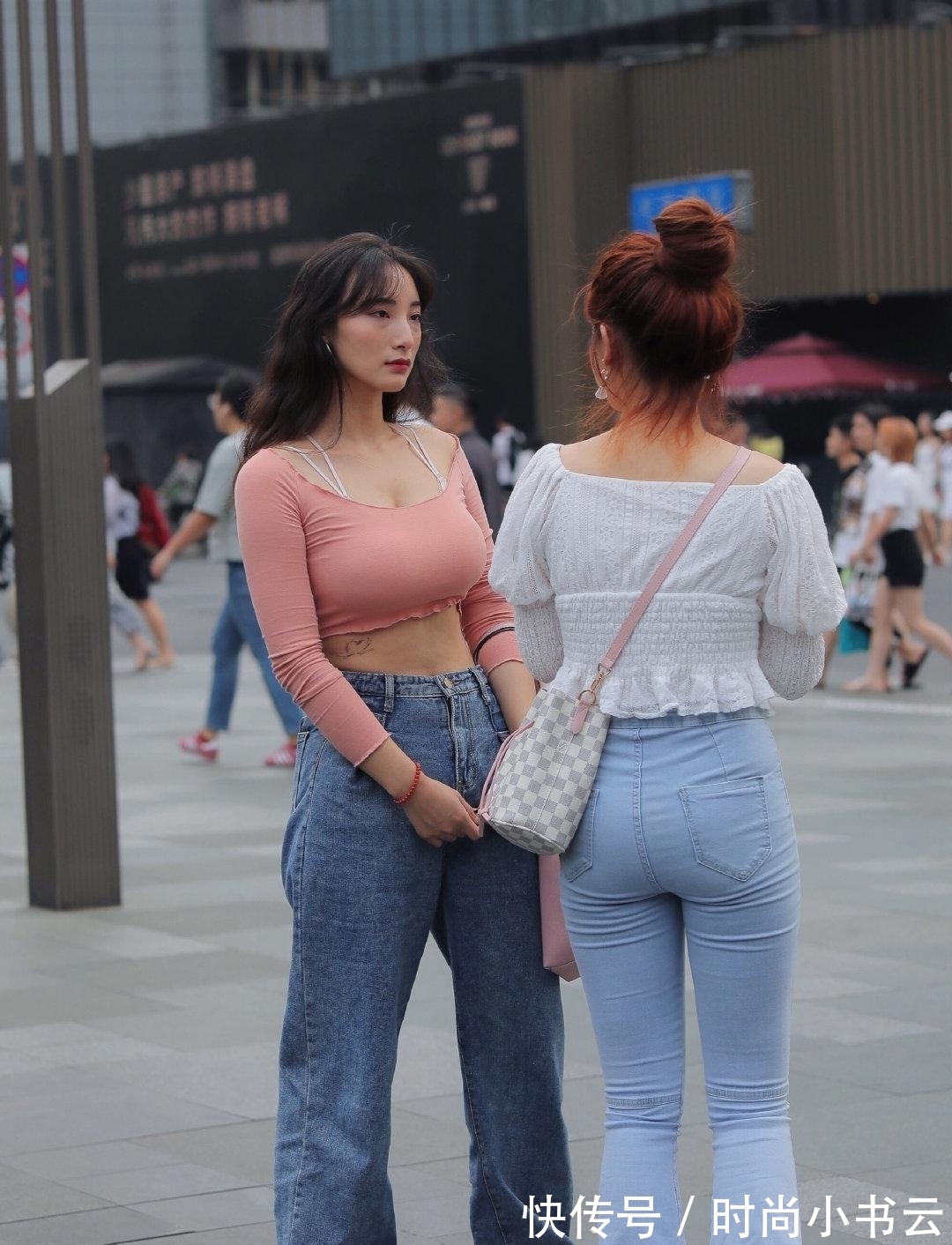 上衣|街头休闲风,粉色上衣配深色大码牛仔裤,发型更显沉稳大气