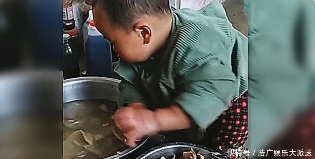 大宝|自从生了2胎，两岁老大地位直线下滑，洗菜发生的一幕笑喷了！